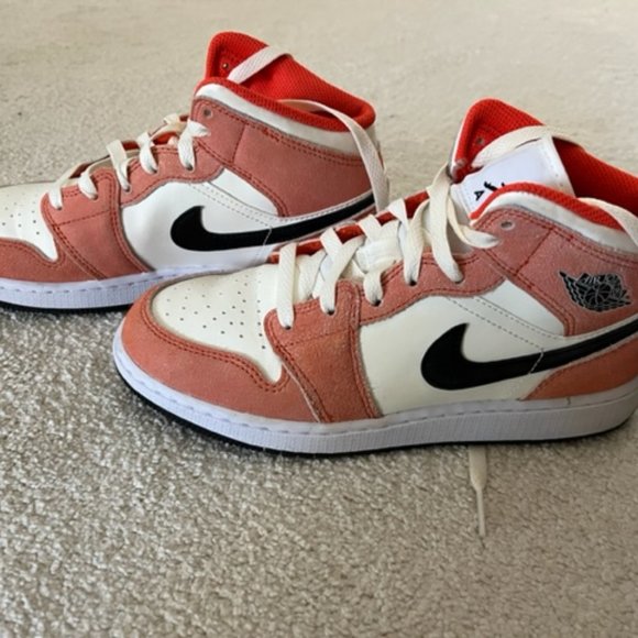 BRAND NEW Nike Air Jordan 1 mid - peach/orange - Picture 5 of 9